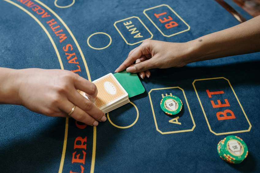How Live Dealers Transformed Online Casinos