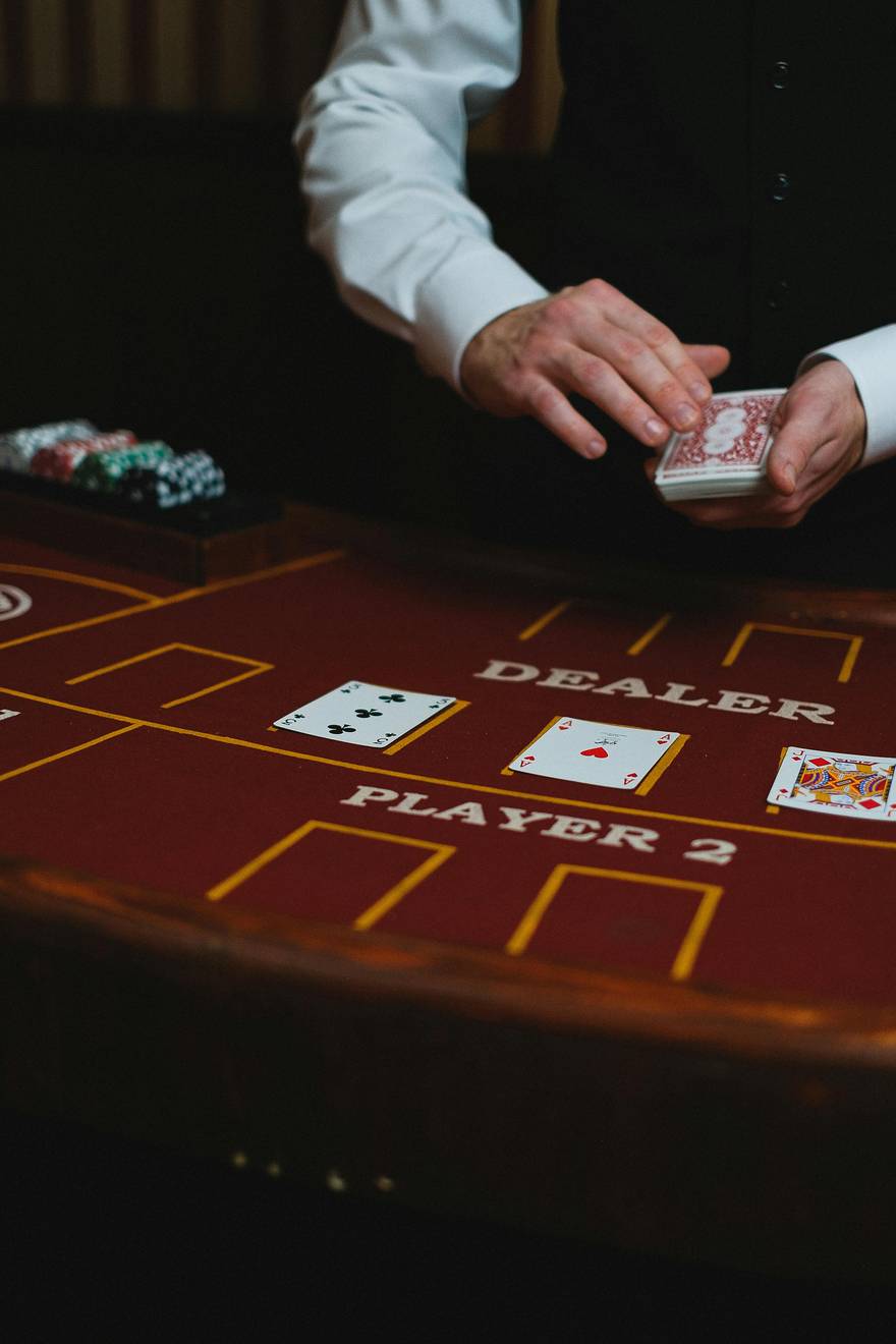 How Online Casinos Balance Entertainment and Risk How Online Casinos Balance Entertainment and Risk
